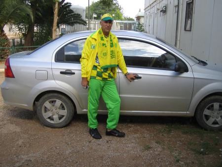 ali a cote de sa voiture